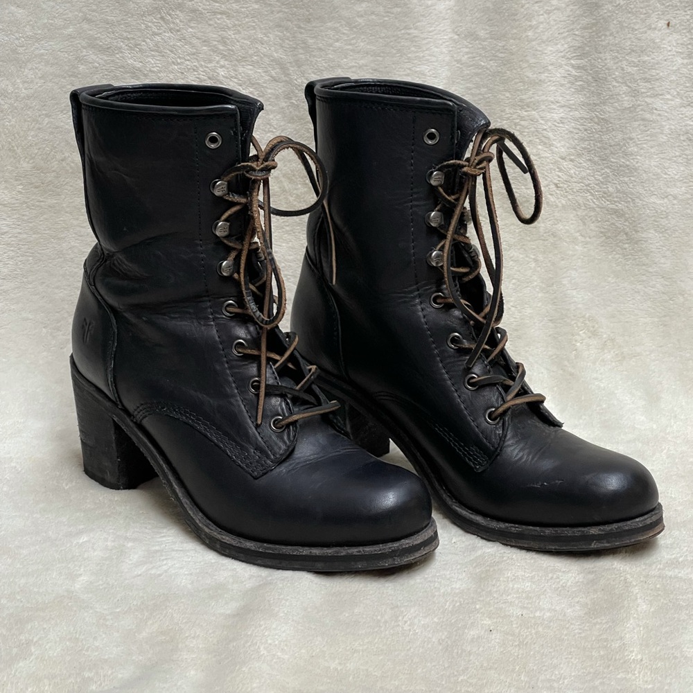 9.5 Karen Lace-Up Short Black